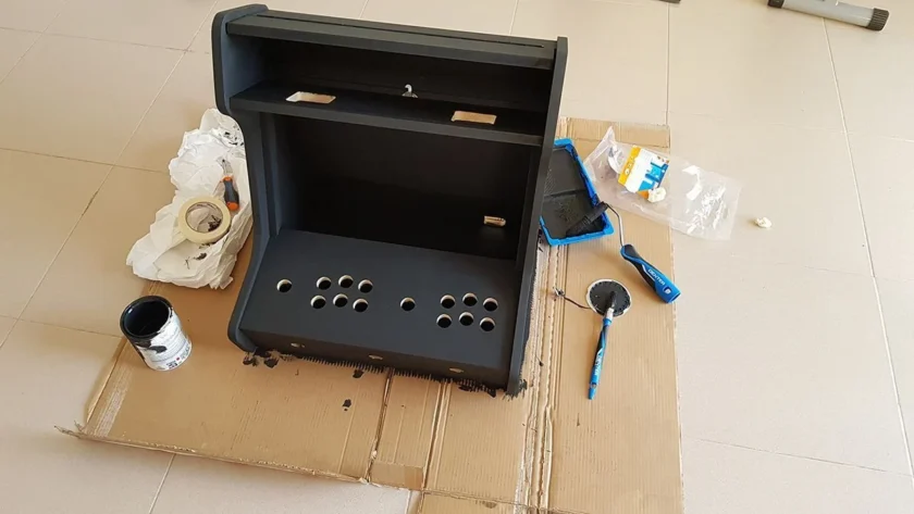 pintando mueble arcade