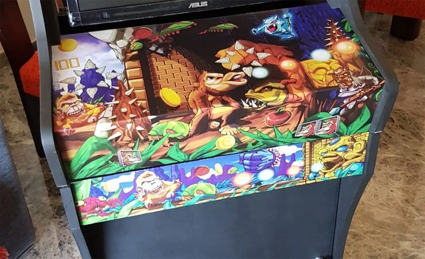 montar maquina arcade Pegando vinilos mueble arcade