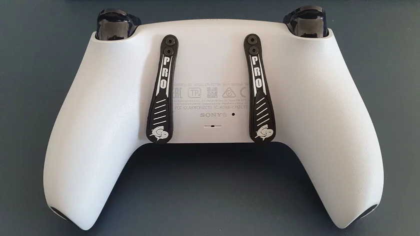 DualSense de PS5 modificado por Sharq Controllers con palancas traseras